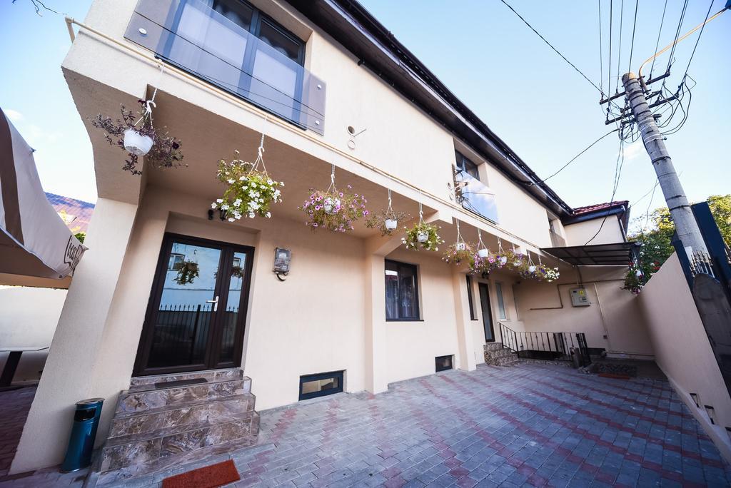 Nelana Guest House Cluj-Napoca Exterior foto